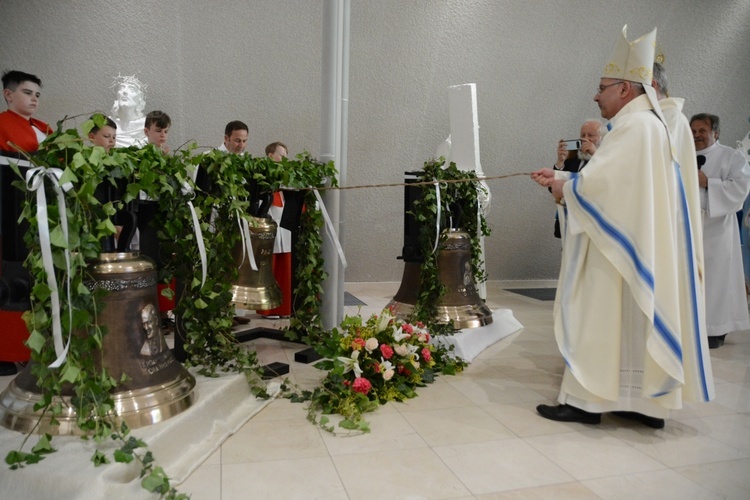 Poświęcenie dzwonów w parafii św. Karola Boromeusza w Opolu