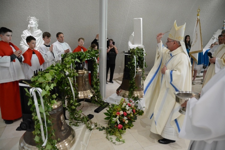 Poświęcenie dzwonów w parafii św. Karola Boromeusza w Opolu