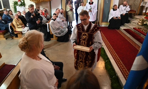 Mama ks. Michała otrzymała z jego rąk manutergium.