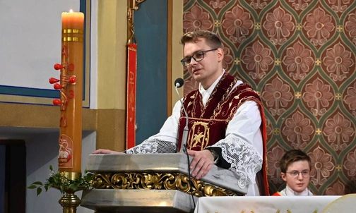 Ks. Michał Juraszczyk podczas prymicyjnej Mszy św. w Zebrzydowicach.