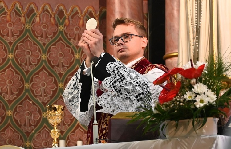 Ks. Michał Juraszczyk podczas prymicyjnej Mszy św. w Zebrzydowicach.