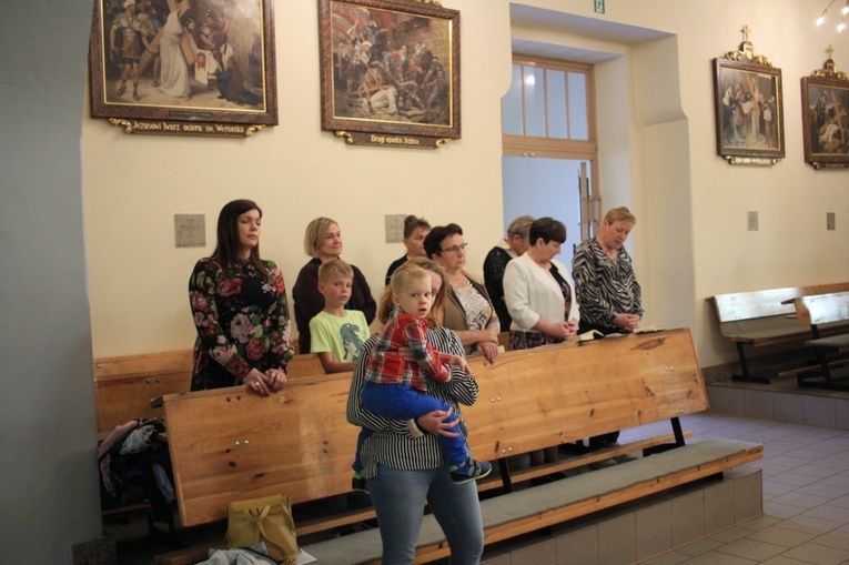 Koronacja kapliczek Pielgrzymującej Matki Bożej w Cisku