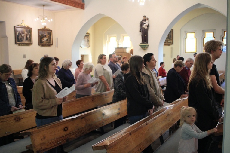 Koronacja kapliczek Pielgrzymującej Matki Bożej w Cisku