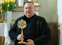 Ks. Jarosław z relikwiami św. Wawrzyńca, patrona parafii.