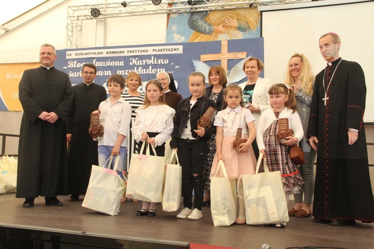 Zabawa. Gala laureatów konkursu "Bł. Karolino, świeć nam przykładem"