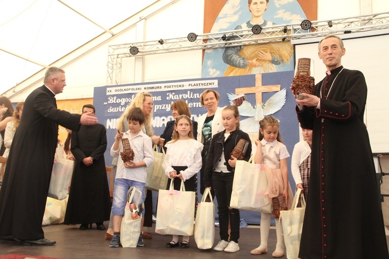Zabawa. Gala laureatów konkursu "Bł. Karolino, świeć nam przykładem"