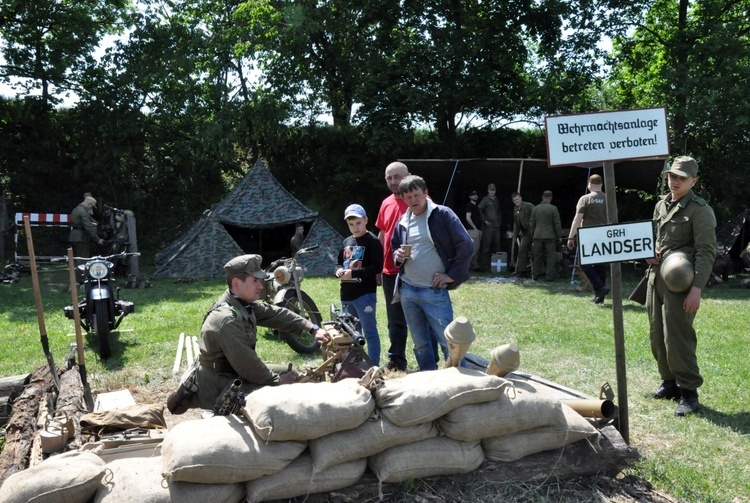 Militarny piknik we Włodzieninie