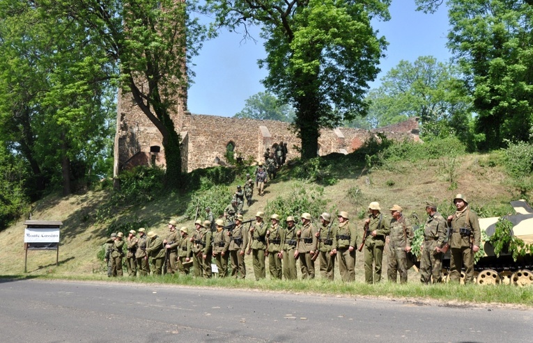 Militarny piknik we Włodzieninie