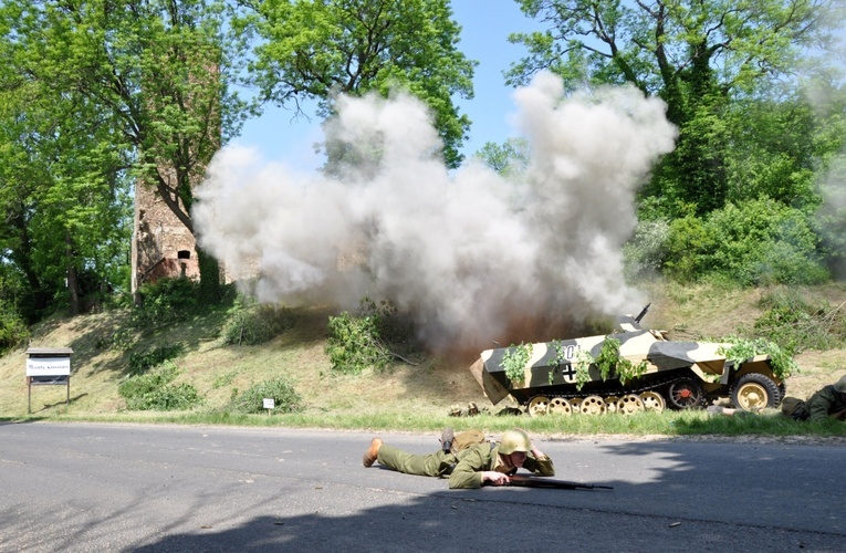 Militarny piknik we Włodzieninie