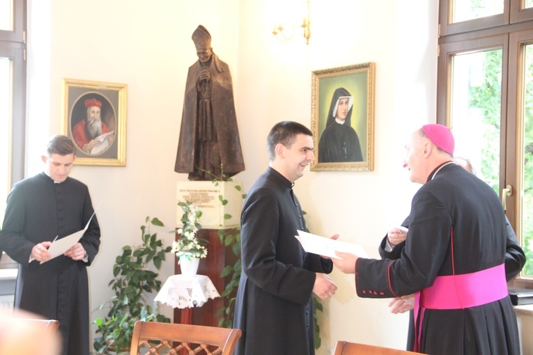Tarnów. Wręczenie aplikat neoprezbiterom