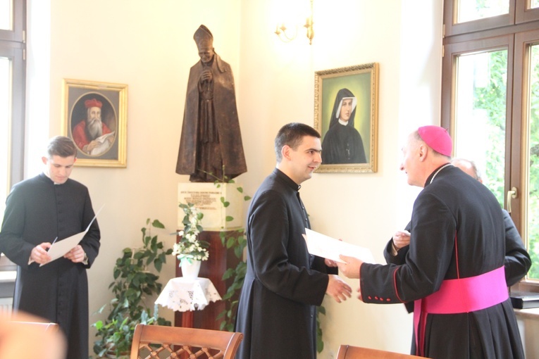 Tarnów. Wręczenie aplikat neoprezbiterom
