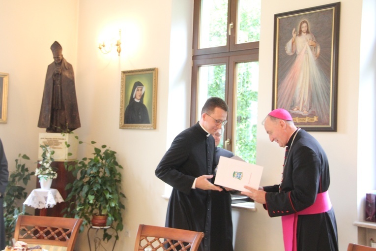 Tarnów. Wręczenie aplikat neoprezbiterom