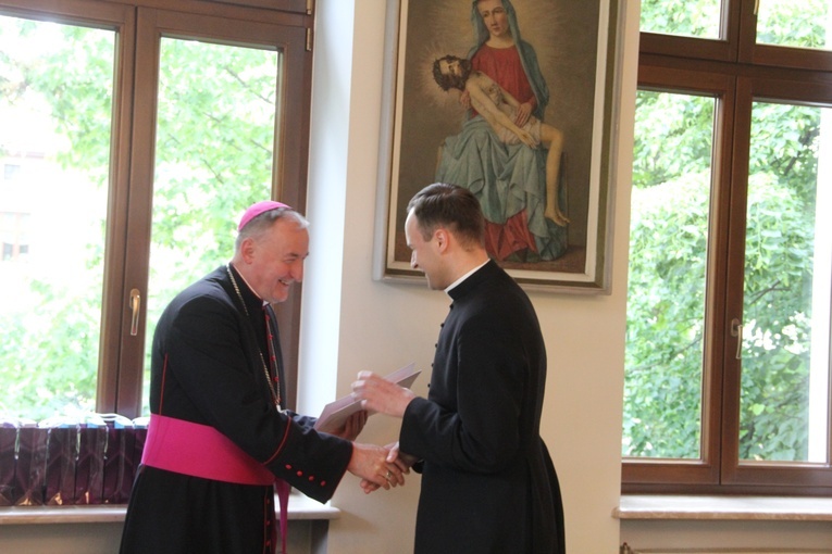 Tarnów. Wręczenie aplikat neoprezbiterom