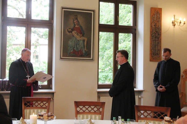 Tarnów. Wręczenie aplikat neoprezbiterom