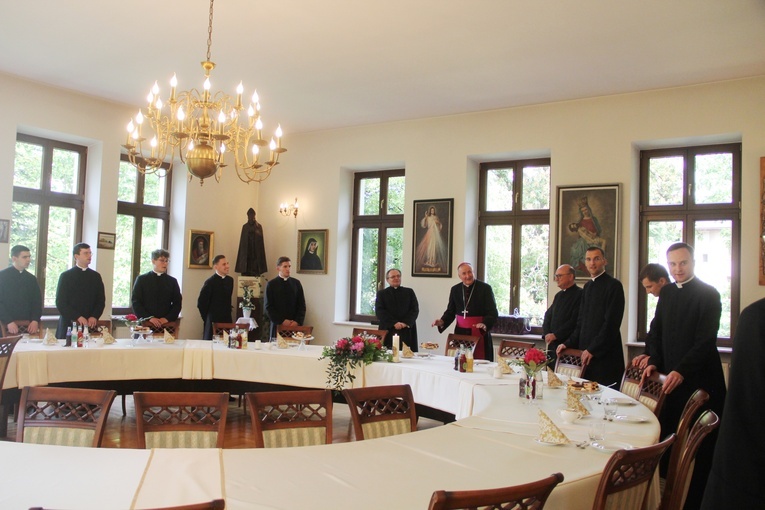 Tarnów. Wręczenie aplikat neoprezbiterom