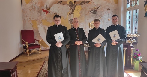 Neoprezbiterzy idą do parafii