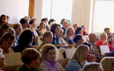 Konferencja o pomocy dzieciom w kryzysie