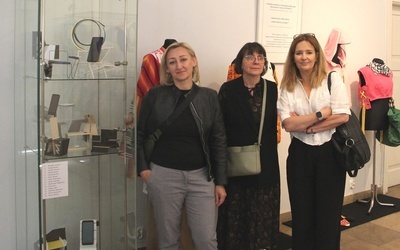 Na tle wystawy z prof. UTH Hanną Wojdałą-Markowską (w środku) Marta Orzechowska-Ochnia (z lewej) i Aleksandra Kwiecień, doktorantki Uniwersytetu Technologiczno-Humanistycznego w Radomiu.
