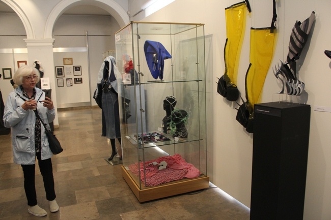 Akademickie biennale akcesoriów i ubioru w Radomiu