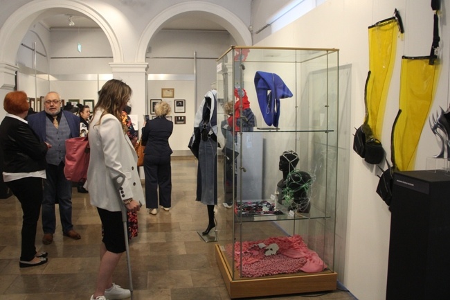 Akademickie biennale akcesoriów i ubioru w Radomiu