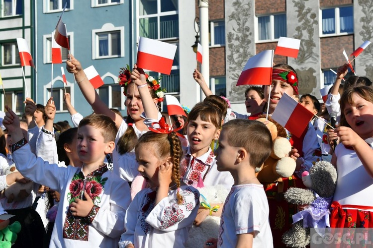 Ukraiński chór dzieci dziękował Polakom przy gorzowskiej katedrze