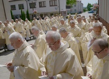Po Mszy św. w bazylice kapłani modlili się przed kaplicą ostrobramską, jedyną w Polsce wierną repliką tej z Wilna.