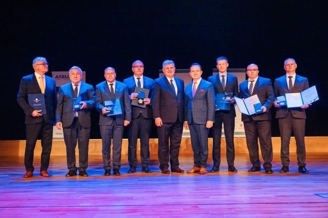 Starosta niżański Robert Bednarz (trzeci od lewej) ze srebrną odznaką.