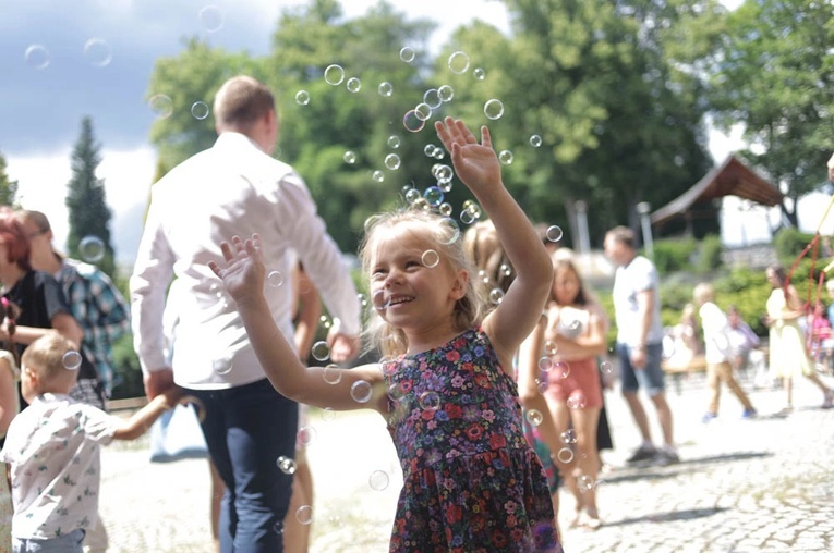 Po Mszy Świętej, o godz. 13.30 rozpocznie się Festyn Rodzinny, podczas którego przewidziano liczne atrakcje, gry, zabawy i konkursy, które z całą pewnością wywołają radość i uśmiech na twarzach wszystkich uczestników.