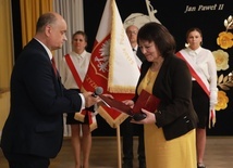 Wójt gminy Chodów Marek Kowalewski przekazał akt nadania imienia szkole dyrektor placówki Jadwidze Murawieckiej.