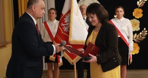 Wójt gminy Chodów Marek Kowalewski przekazał akt nadania imienia szkole dyrektor placówki Jadwidze Murawieckiej.
