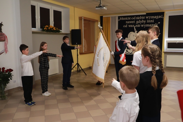 Nadanie imienia i sztandaru szkole w Chodowie