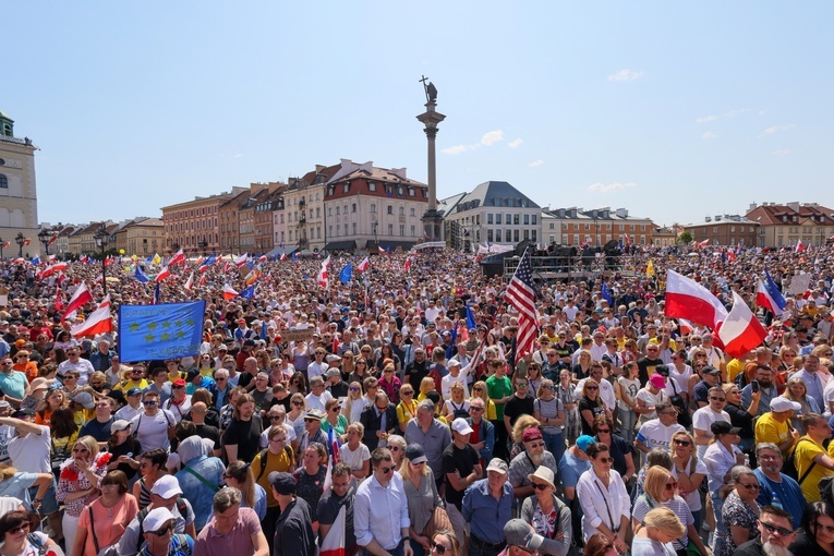 W Warszawie marsz opozycji - tłumy na ulicach stolicy