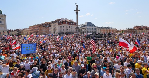 W Warszawie marsz opozycji - tłumy na ulicach stolicy