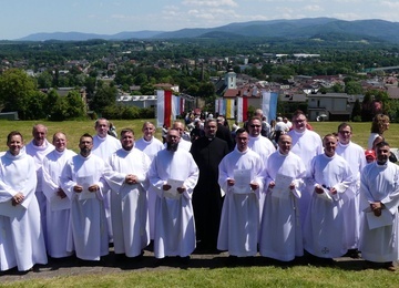 Szesnastu nowych nadzwyczajnych szafarzy Komunii Świętej z Kaplicówki