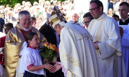 Górale z Trójwsi złożyli bp. Romanowi Pindlowi życzenia z okazji 40-lecia kapłaństwa. 