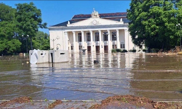 "Rosjanie wysadzili tamę na Dnieprze w obawie przed ukraińskim kontruderzeniem"