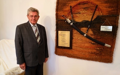 Szabla zawisła na głównej ścianie w domu pana Mariana.