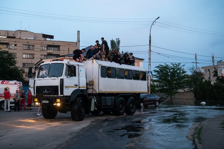 Wolontariusz z Chersonia: trwa ewakuacja po wysadzeniu przez Rosjan tamy na Dnieprze, ściągamy ludzi z dachów