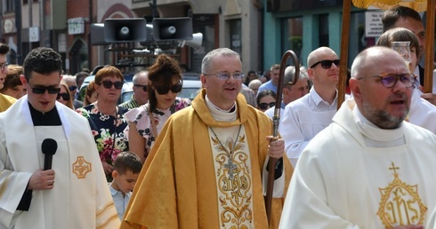 Bp Lityński: Miłości nie da się zamknąć w murach świątyń