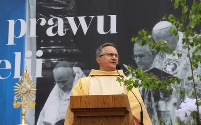 Przesyt zabija wrażliwość. Krakowscy biskupi na Boże Ciało