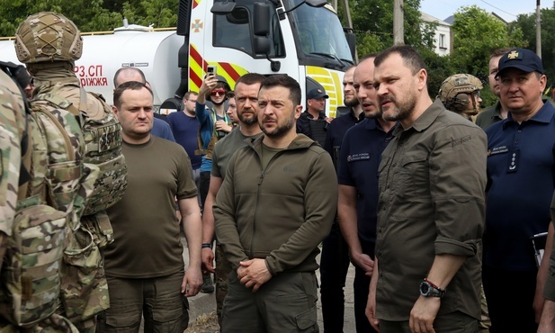 Zełenski złożył wizytę w Chersoniu, częściowo zalanym po wysadzeniu przez Rosjan tamy na Dnieprze