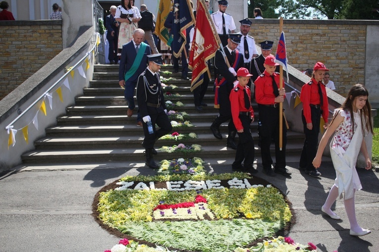 Procesja Bożego Ciała po kwietnych dywanach w Zalesiu Śląskim