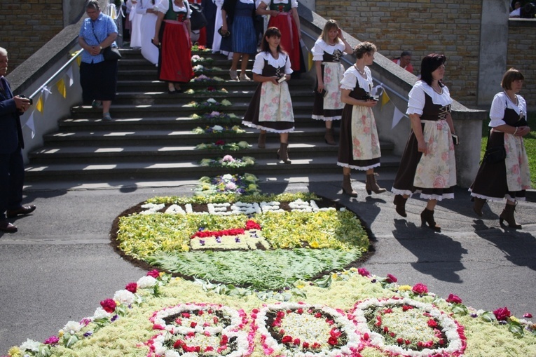 Procesja Bożego Ciała po kwietnych dywanach w Zalesiu Śląskim