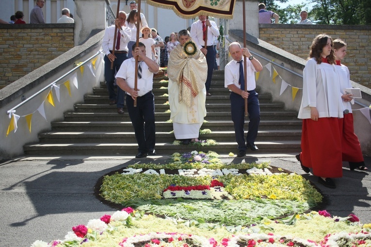 Procesja Bożego Ciała po kwietnych dywanach w Zalesiu Śląskim