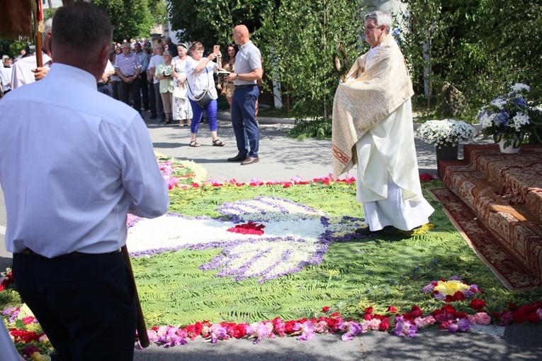 Procesja Bożego Ciała po kwietnych dywanach w Zalesiu Śląskim