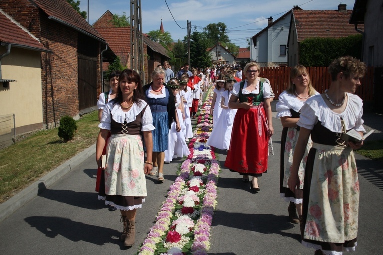 Procesja Bożego Ciała po kwietnych dywanach w Zalesiu Śląskim