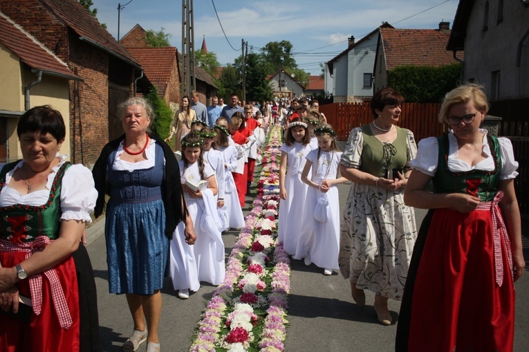 Procesja Bożego Ciała po kwietnych dywanach w Zalesiu Śląskim