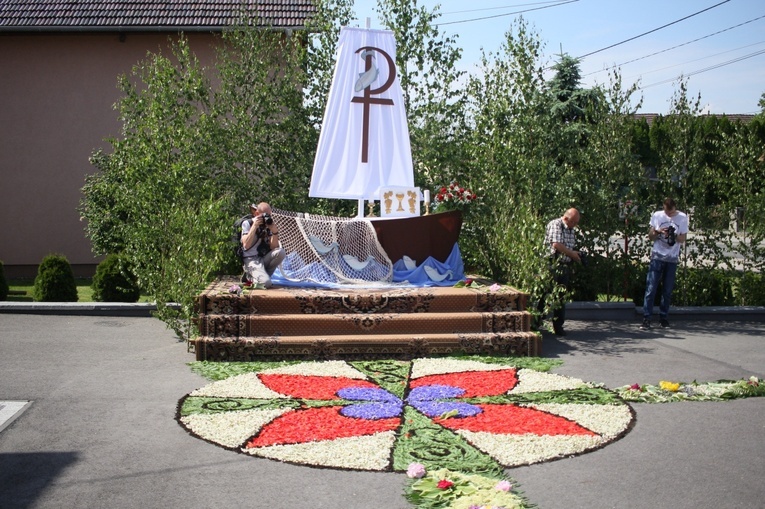 Procesja Bożego Ciała po kwietnych dywanach w Zalesiu Śląskim