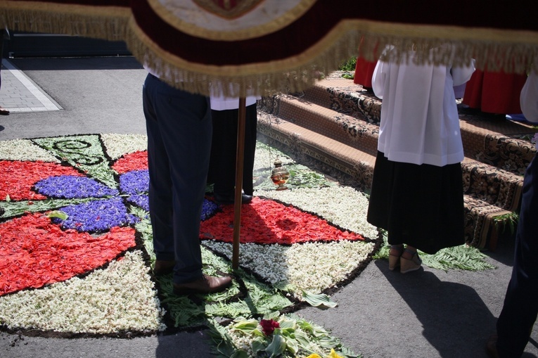 Procesja Bożego Ciała po kwietnych dywanach w Zalesiu Śląskim
