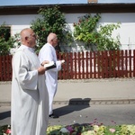 Procesja Bożego Ciała po kwietnych dywanach w Zalesiu Śląskim